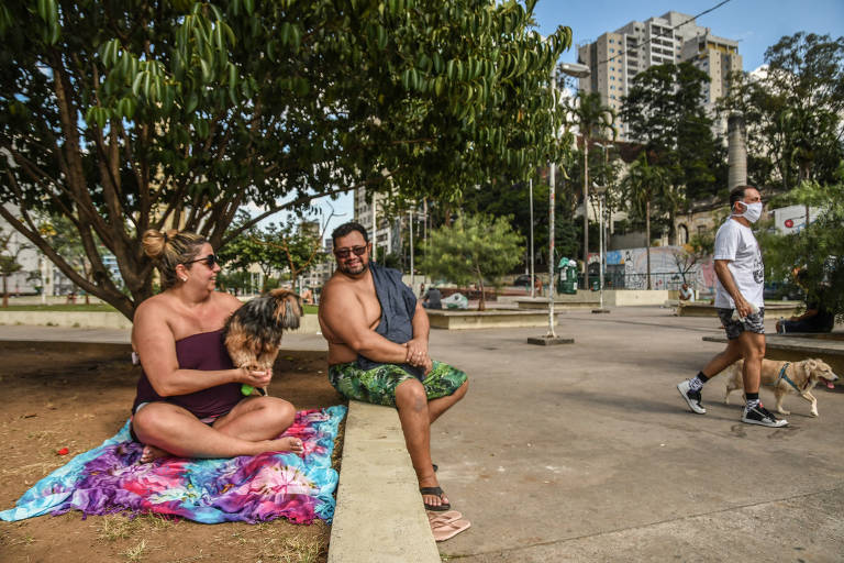 O terapeuta Anderson Souza Paulo, 44, a biomédica Maria Fernanda Fortes Veiga Paulo, 48, e o cachorro Toddy, 4, trocaram o elevado pela praça Roosevelt na tarde desta terça (21)