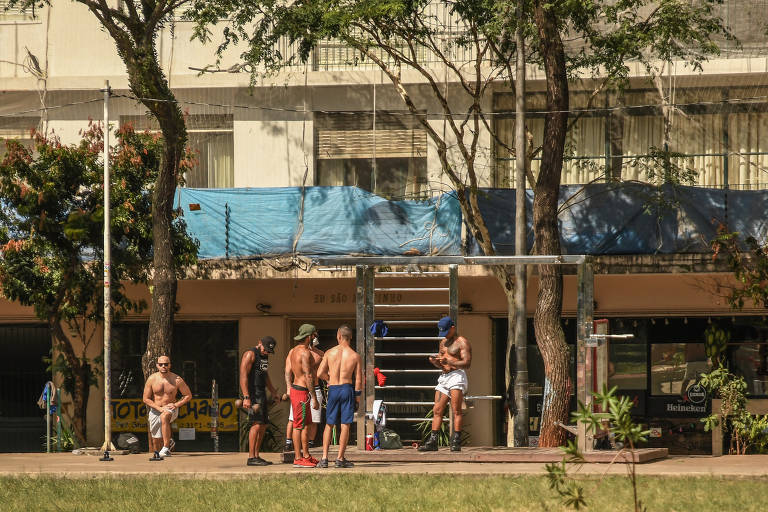 Pessoas se exercitam na tarde quente e ensolarada deste feriado de Tiradentes na praça Roosevelt, no centro de SP