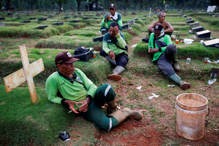 Coveiros descansam em cemitério na Indonésia; veja fotos de hoje