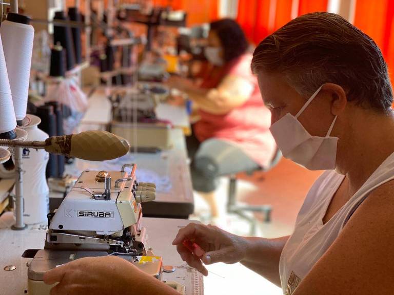 Funcionárias da MS Porto Confecções, do pólo têxtil de Nova Friburgo (RJ), fabricam máscaras 