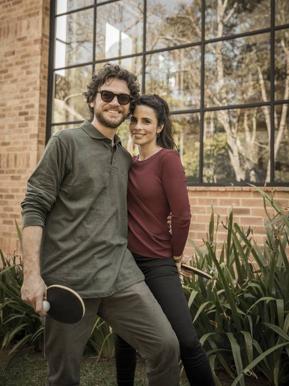 Paulo (Emilio Dantas) e Renata (Maria Ribeiro)