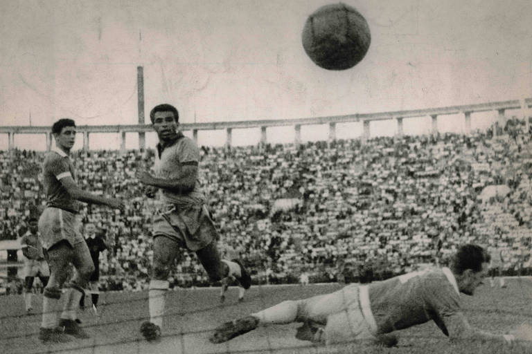 Os jogadores Vavá, Mauro Ramos de Oliveira e o goleiro Castilho (deitado) durante o jogo amistoso entre a seleção paulista contra a seleção carioca, no Estádio do Pacaembu, em São Paulo (SP), em 1959. A Seleção Carioca venceu por 1 a 0