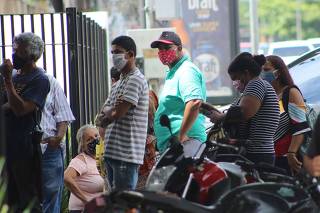 Pacientes com problemas respiratórios lotam Policlínica Metropolitana, em Belém.