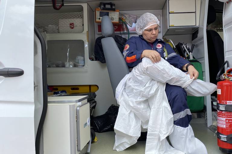 A médica intervencionista Alessandra Said veste equipamento de proteção antes de buscar paciente com sintomas de Covid-19 em Manaus