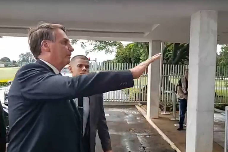 Bolsonaro ignora pedido de apoiador durante a saída do Palácio da Alvorada, nesta quinta (23)