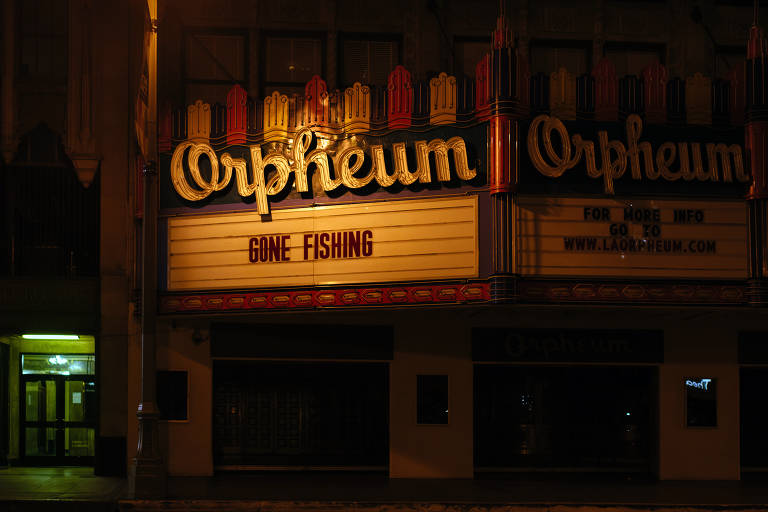 O Orpheum Theater em Los Angeles, em foto tirada no dia 21 de março de 2020; no letreiro, lê-se: 'fui pescar'