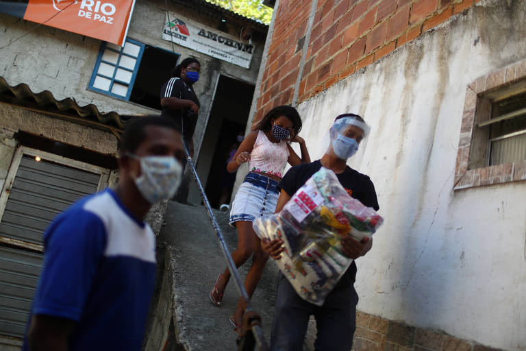 Pessoas de máscara no Rio, onde o uso do acessório passou a ser obrigatório