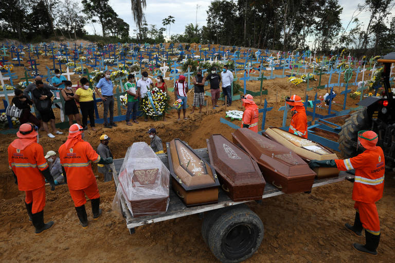 Enterro coletivo de mortos por coronavírus em Manaus; veja fotos de hoje