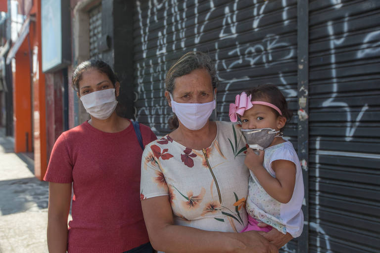 Keli Izidoro (à esq.), com a mãe, Inês, e a filha, Kemily, protegidas com máscaras no centro de Guarulhos; ela diz estar preocupada com o avanço da Covid-19