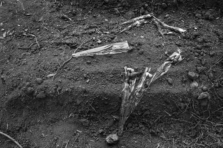 Flores são deixadas sobre os túmulos dos mortos enterrados na  área reservada para receber vítimas de Covid-19 no cemitério São Luiz na zona sul de São Paulo