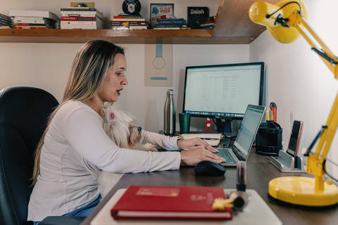 São Paulo, SP, Brasil, 22-04-2020: Manuelle Andrade, 35, engenheira na fintech Magnetis e sua cachorrinha Priscila que acompanha sua rotina de homeoffice. Caderno Sobre Tudo profissionais que foram contratados durante a pandemia de coronavírus e desde então só fizeram home office. (foto Gabriel Cabral/Folhapress)