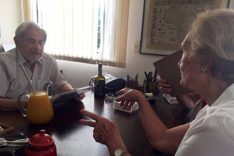 O escritor Raduan Nassar e uma colega de infância, Doraliza de Filippi, durante encontro na casa do escritor, em 2017, em São Paulo. Na ocasião, relembraram os 75 anos de infância em que aparecem juntos.