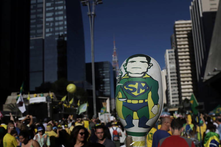 Manifestação de apoio ao ministro Sergio Moro em São Paulo traz boneco inflável com imagem do ex-juiz federal, na época em que era ministro do governo Bolsonaro