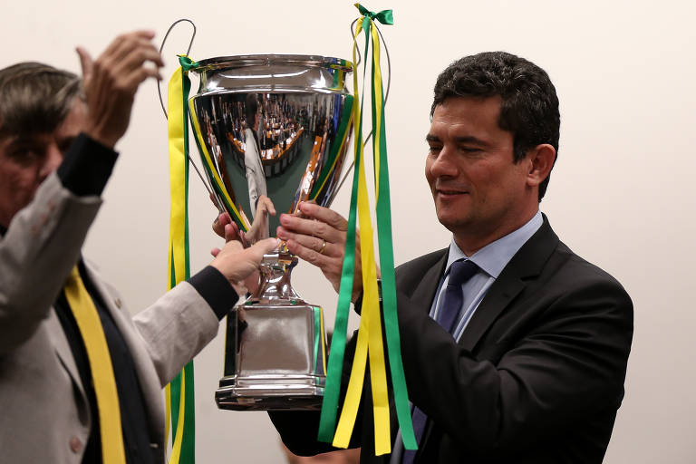 Em sua fala na Comissão de Constituição e Justiça da Câmara, Sergio Moro, se irritou com deputados da oposição, usou de ironia ao comentar as mensagens com a Lava Jato obtidas pelo site The Intercept Brasil e foi presenteado com um troféu pelo deputado Boca Aberta (Pros-PR)