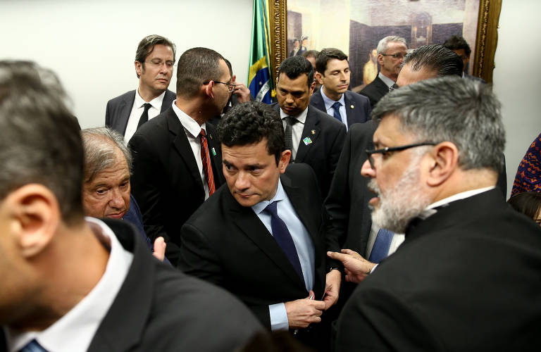 Sergio Moro deixa sessão na Câmara após uma confusão generalizada. O então ministro prestava depoimento à CCJ da Câmara dos Deputados sobre as mensagens trocadas com procuradores da força-tarefa da Lava Jato