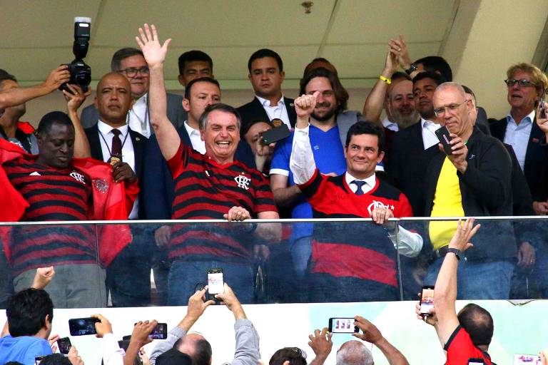 Moro e Bolsonaro com camisas do Flamengo em partida do time carioca contra o CSA, no estádio Mané Garrincha, em Brasília