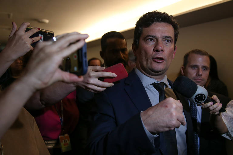 Sergio Moro deixa sala de reuniões na Câmara dos Deputados após encontro para debater a tramitação do pacote anticrime no Congresso Nacional