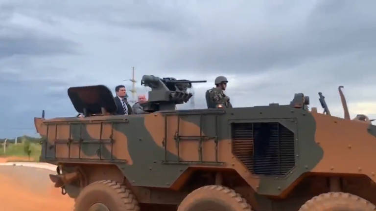 Sergio Moro anda em veículo especial das Forças Armadas enquanto acompanham trabalhos da Operação de Garantia da Lei e da Ordem no perímetro externo da Penitenciária da Papuda, em Brasília
