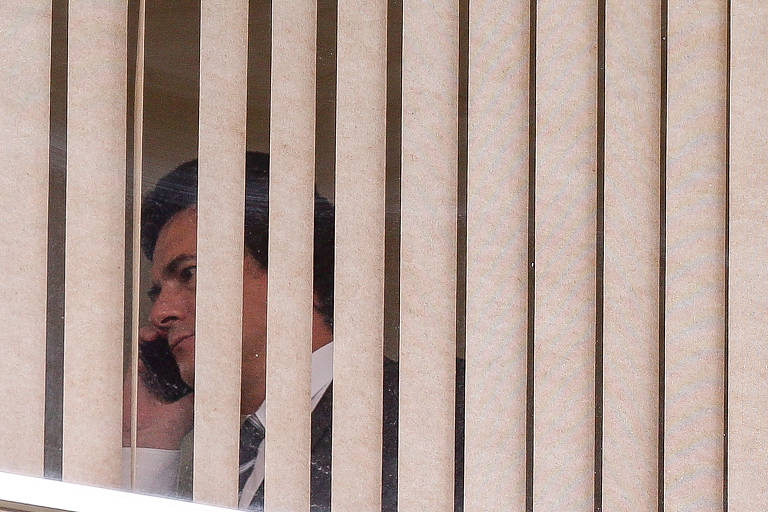 Nas últimas horas no cargo, o então ministro da Justiça Sergio Moro fala ao telefone em seu gabinete após a Folha revelar seu pedido de demissão