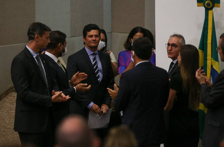 O demissionário ministro da Justiça Sergio Moro é aplaudido por servidores e assessores após o pronunciamento no qual anunciou sua demissão do cargo, com críticas a Bolsonaro