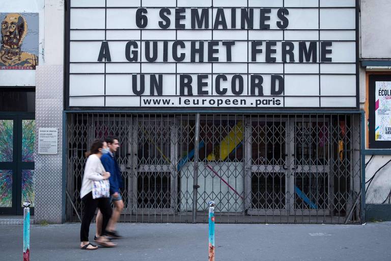 Cartaz no Teatro L'Européen, em Paris, diz "seis semanas com a bilheteria fechada, um recorde"; o país está sob medidas de confinamento há quase dois meses por causa do novo coronavírus