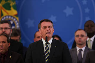 Bolsonaro, diante de ministros e aliados, após pronunciamento em Brasília