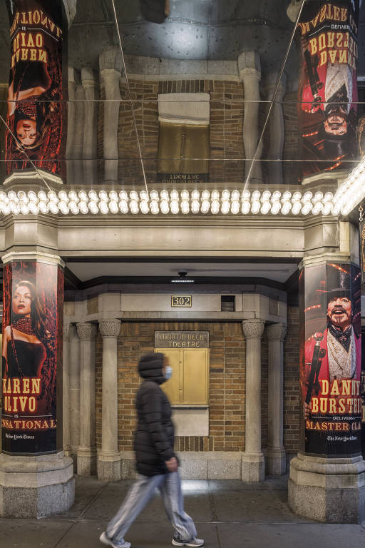 Um mês fechados, teatros da Broadway exibem cartazes de peças que talvez nunca estreiem