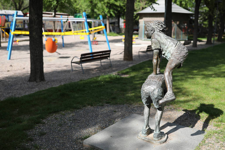 Estátua de crianças brincando em playground em Reus, na Espanha, onde menores de 14 anos poderão sair durante uma hora por dia a partir deste domingo (26), e governo avalia liberação de atividades físicas