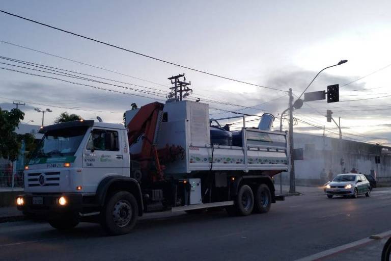 Caminhão vaporizador nas ruas de Fortaleza
