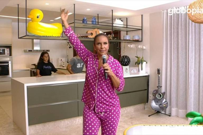 De pijama, Ivete faz live com família, arrecada R$ 400 mil e é bloqueada no YouTube