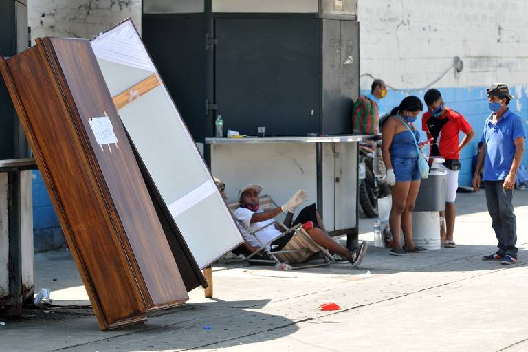 Caixões são vendidos em frente a hospital em Guayaquil, no Equador