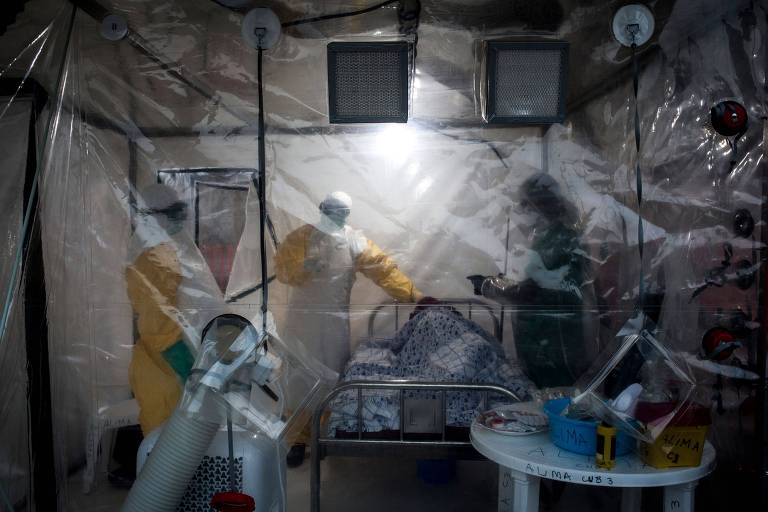 Médicos atendem paciente com ebola em tenda de biossegurança em Beni, na República Democrática do Congo; vírus pode ser um dos mais afetados pela crise climática 