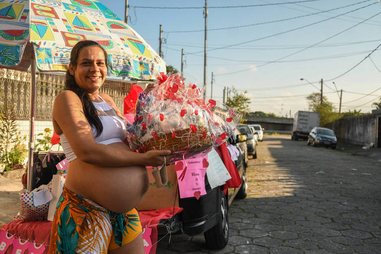 A professora Daniela Soares Campos, 36,  teve seu chá de bebê realizado no meio da rua em São Vicente (SP)