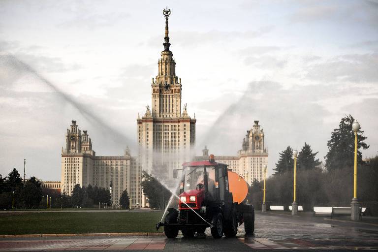 Veículo aplica desinfetante para combater o novo coronavírus em frente à Universidade de Moscou