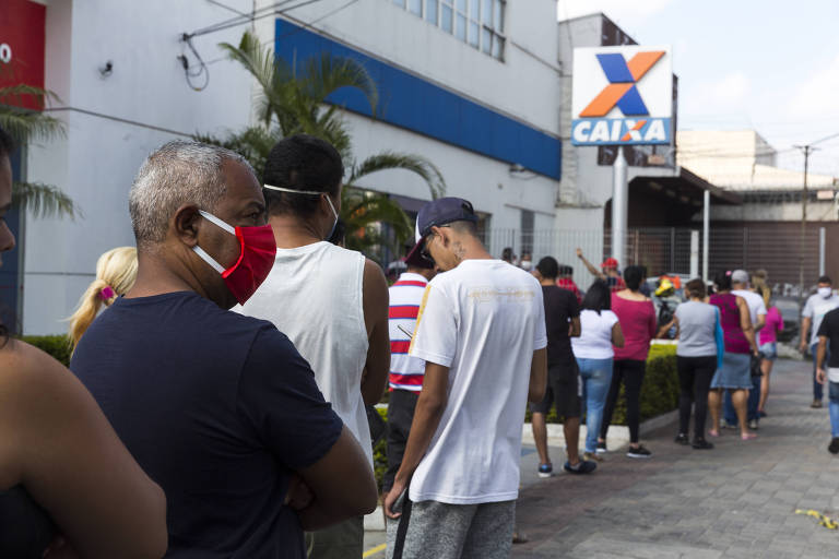 Aglomeração na agência da Caixa da avenida Guapira, no Jaçanã (zona norte)


