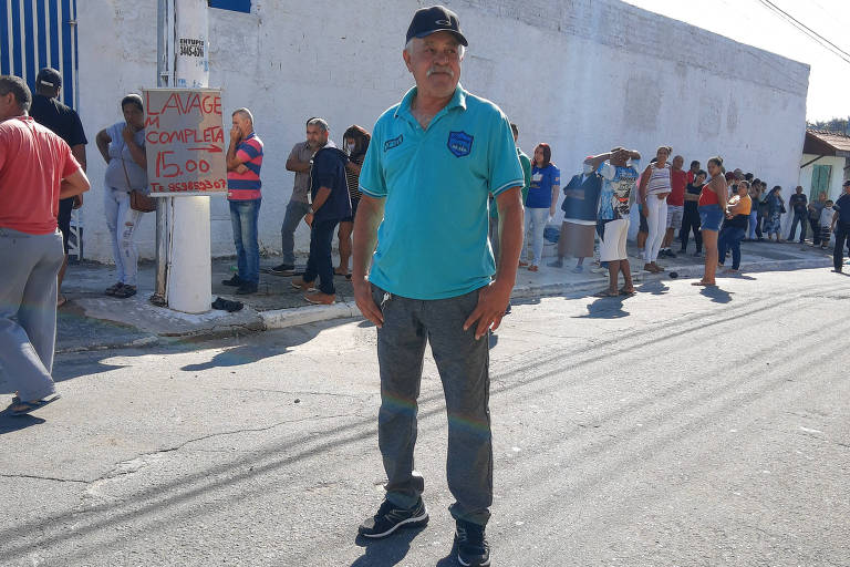 O prestador de serviços Francisco Pereira de Oliveira, 66 anos, está há mais de 20 dias sem trabalhar e diz esperar conseguir receber o auxílio: "No aplicativo diz que fui aprovado"

