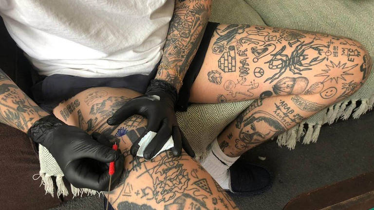 'Estou fazendo uma tatuagem a cada dia de isolamento, mas o espaço está acabando'
