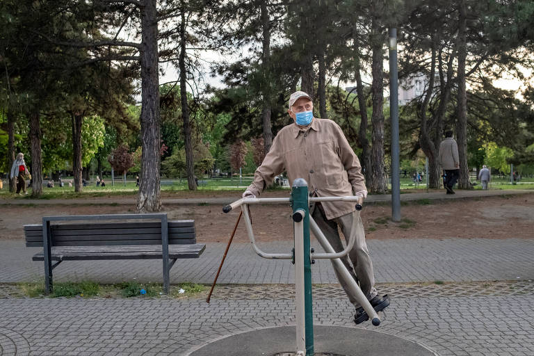 Idoso faz exercícios em parque durante isolamento contra o coronavírus em Belgrado, na Sérvia