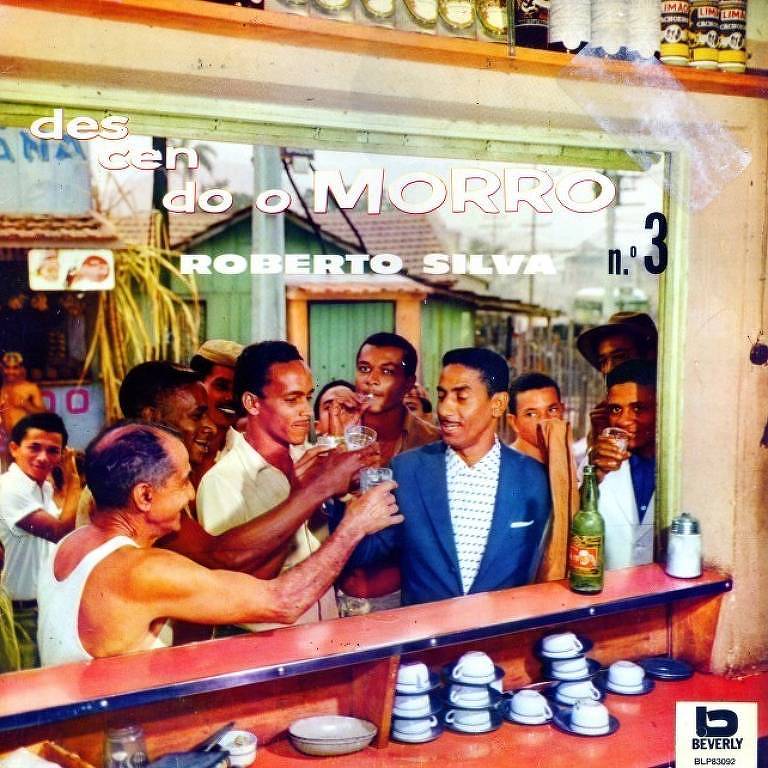 Capa do LP "Descendo o Morro - vol. 3", de Roberto Silva, que mostra o músico brindando com amigos em frente a um bar