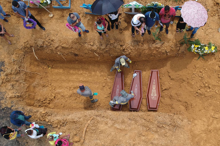Enterro em vala comum no Cemitério Parque em Manaus (AM), que teve 142 enterros no domingo (26)