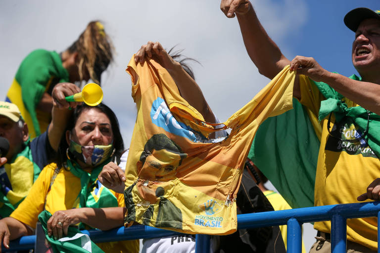 Apoiadores de Bolsonaro ateiam fogo a camiseta com a imagem de Moro durante ato em Brasília