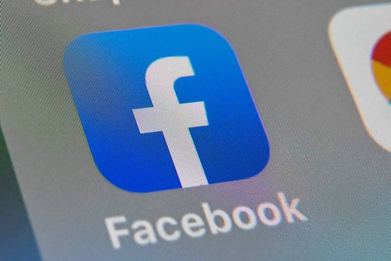 Logo do Facebook em tela de smartphone; empresa anuncia medidas para a rede social e o Instagram