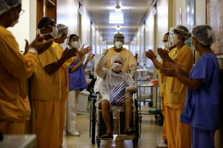 Lauro Riff Viegas, 69, tem alta do hospital Nossa Senhora da Conceição, em Porto Alegre, após se curar do coronavírus