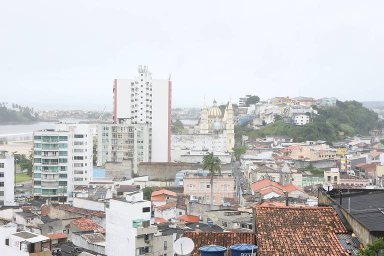 Vista da cidade de Ilhéus, no sul da Bahia , com prédios 