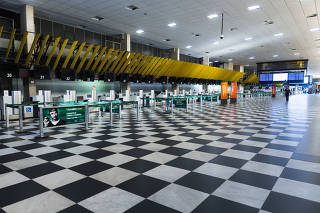 Terminal de embarque do aeroporto de Congonhas vazio