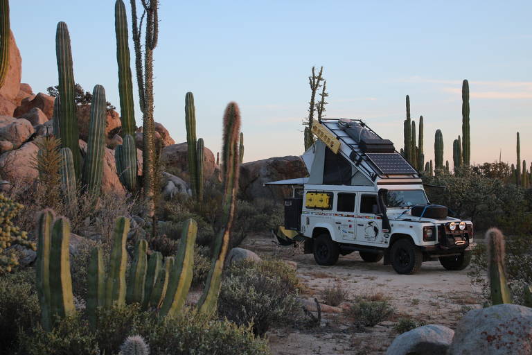 Carro do casal Eleni Alvejan e Sergio Medeiros em deserto na Baja California, no México