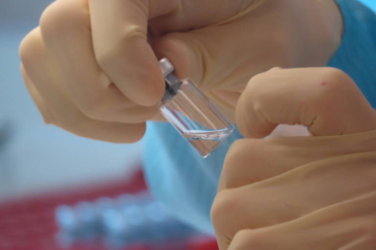 Cientista no Centro de Biomanufatura Clínica em Oxford, que tem estudo de vacina para coronavírus