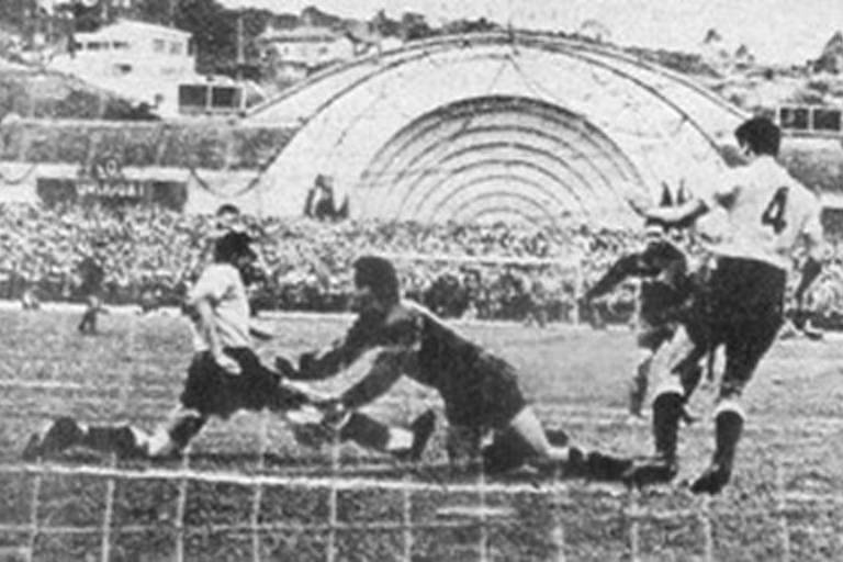 Lance de Brasil 2 x 2 Suíça, no Pacaembu, na Copa do Mundo que o Brasil sediou em 1950; na imagem, goleiro e zagueiro do Brasil tentam evitar gol depois de chute de atacante suíço