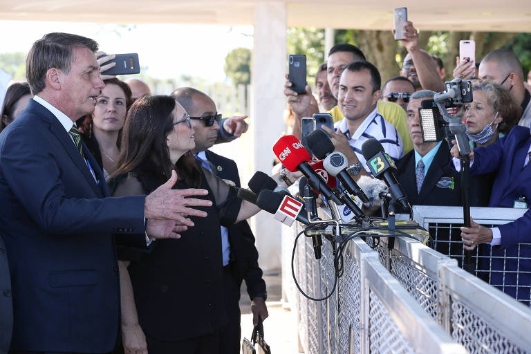 O presidente Jair Bolsonaro fala com jornalistas e apoiadores na saída do Palácio da Alvorada