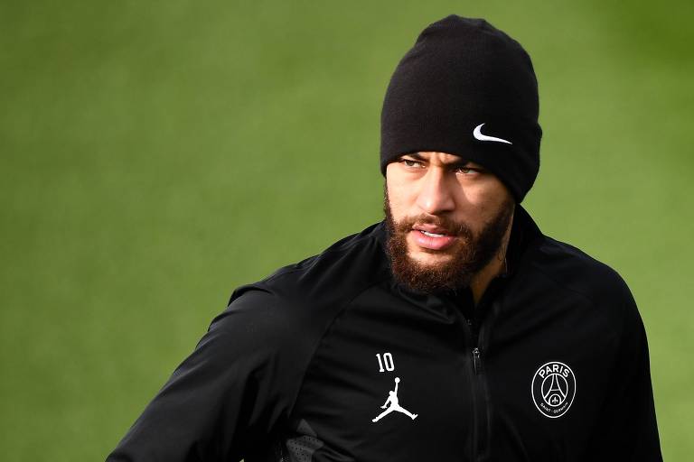 O atacante Neymar durante treino do Paris Saint-Germain